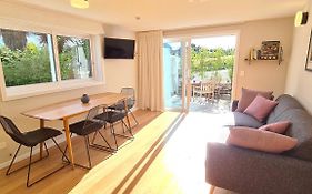 Kowhai Apartment - Private Opposite Golf Course Central Wanaka
